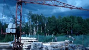 Кран для сборки срубов. Подъём и переброска бревна