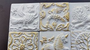 Изразец Сказка для печей, каминов, декора интерьера белый с глянцем, позолотой, артикул 1051Г