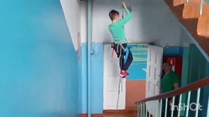 подъём и спуск по вертикальным перилам