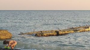 Купаемся на море. Вечерняя прогулка, наш ужин.