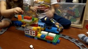 Играем с железной дорогой. LEGO DUPLO железная дорога с мостом.