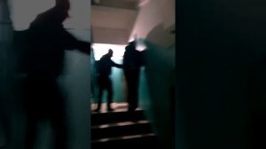 Алкаш - переспрашиватель. Алкаш орёт: ,,Открой квартиру то, дверь мне в здании, домой пойдём!,,