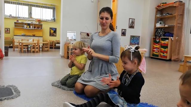Приветственная песенка на занятии  в тодлер-классе. Авторская программаТатьяны Ермолиной смотреть онлайн