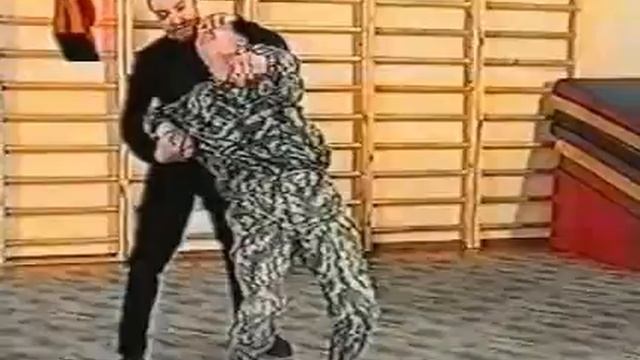 #Конвоирование дожимом кисти одноименной рукой с броска хватом за горло | Силовое #задержание Ч8