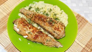 Жареный минтай. Вкусный минтай жареный на сковороде.