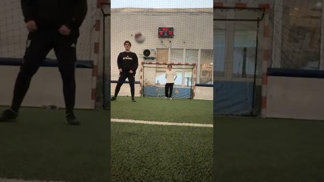 СО ВСЕЙ СИЛЫ ДОЛБЯТ В ВОРОТА #shorts #рек #твичмоменты