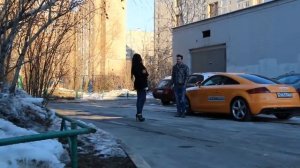 Красавица повелась на машину!