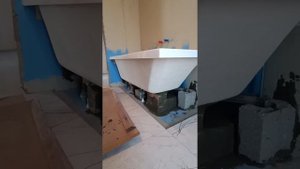 Монтаж ванны на ножки, кирпичи и на правило