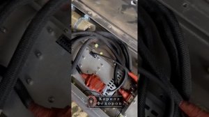 Хохол показывает разборку блока электроники модуля планирования и коррекции (УМПК) ФАБа.