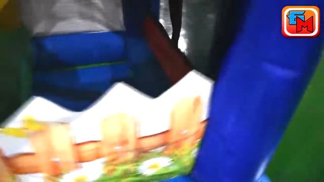 Батут для игровой комнаты "Домик в деревне" со зверями 3x2.5x2.2 м.