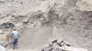 Строительство, пришлось ссыпать песок на твёрдую поверхность карьера