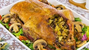 Запеченный гусь с грибами и картофелем — просто очень вкусно