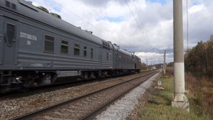 Электровоз 2ЭС5К-505 с грузовым поездом следует по перегону Каликино - Киселиха