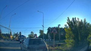 Железнодорожный переезд со шлагбаумом в Винзили/Railway crossing with barrier in Vinzili