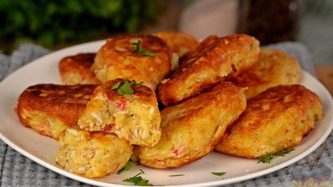 Интересный вкус овощных котлет.
КАРТОФЕЛЬНО-КРАБОВЫЕ КОТЛЕТЫ