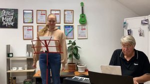 " Привыкайте счастливыми быть " - вокал, фортепиано