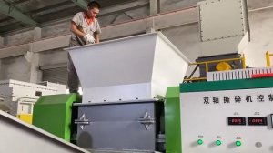 shredder recycles PP jumbo bags / Двухроторный шредер для пластиков