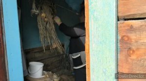 Аборигенка. Салат из кетовых. Как всегда у родителей.  Убрала лук. Отмачиваем рыбу, для копчения.