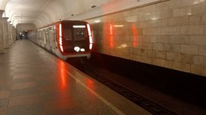 метропоезд "Москва-2017" отправляется от станции "кропоткинская"