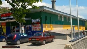 НЕ КУРОРТНАЯ ЯЛТА 10 И 11 СПАЛЬНЫЕ МИКРОРАЙОНЫ улицы дома и магазины Ялты  Курортный Крым Crimea
