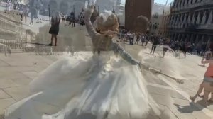 Белая фрейлина на встрече гостей