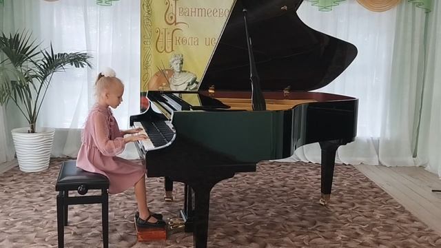 Кочкина Алевтина 7 лет И.С.Бах Менуэт соль мажор, Д.Кабалевский Токкатина