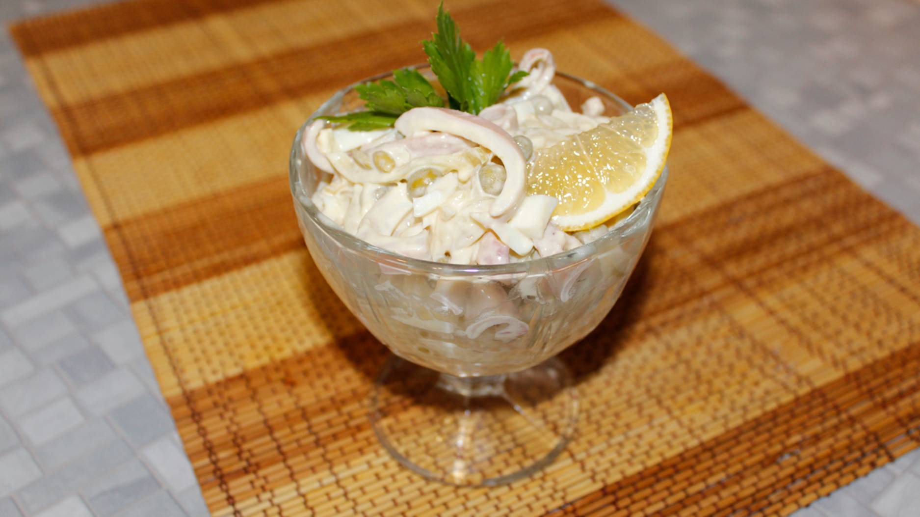Салат из кальмаров с яйцом, луком и зеленым горошком