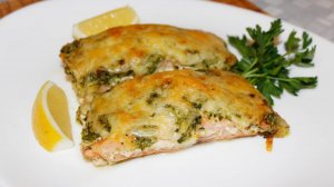 Стейки кеты, запеченные под соусом песто и сыром