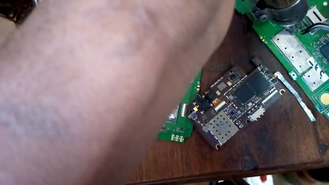 Tengeneza simu iliyo kata ic ya mwanga part 2 @ fundi simu смотреть онлайн