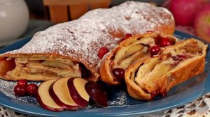 Баланс сладкой начинки и несладкого теста.
ДРОЖЖЕВОЙ РУЛЕТ С КЛЮКВОЙ И ЯБЛОКОМ