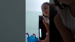 Sophia brincando de boneca