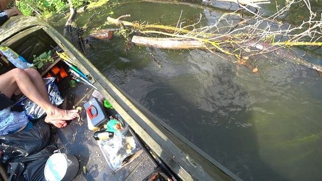 Перекрыла реку во всю ширину