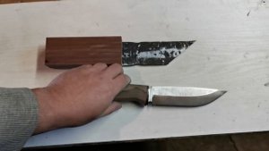 Кованный нож из пальца от трака танка.