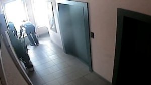 Нарики с рюкзаком Яндексдоставки ищут закладки в подъезде