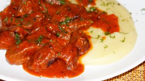 Лосятина тушеная (с томатной подливой)