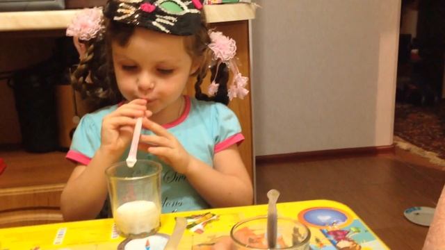 Молочный коктейль за 2 минуты! Милк челендж! Волшебные трубочки. смотреть онлайн