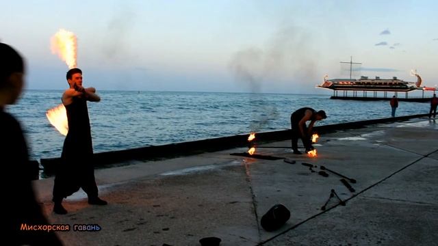 Ялта весенняя набережная, развлечения, море, Приморский пляж  Майские праздники в Крыму