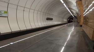 Метро Москвы проезд метропоезда Номерной 81-717/714 Люблинско-Дмитровская линия станция Физтех