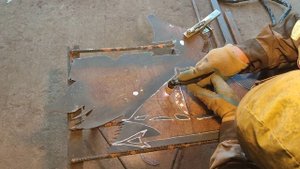 Работа ручным плазморезом