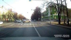 Ну не надо так выезжать и вставать, хорошо, что справа дали возможность уйти.