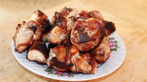 Шашлык из курицы. Маринад для куриного шашлыка - лук, перец и уксус.