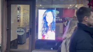 Шаг пикселя 3.076 мм. Светодиодный LED экран. Витрина Оптики у театра.