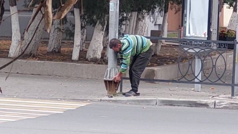 🔥Пьяный мужчина пытается оторвать столб напротив пролетарского районного суда на пл. Свободы.🔥 смотреть онлайн