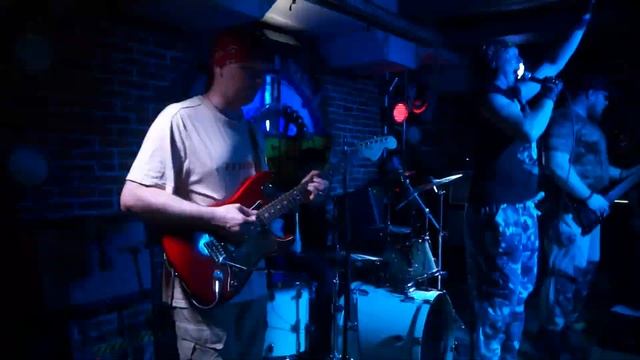 Группа "Кадры" (cover гр. Земляне) рок-клуб Machine Head - Трава у дома.