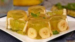 Аперитив-десерт.
ВИННОЕ ЖЕЛЕ С БАНАНАМИ И ВИНОГРАДОМ