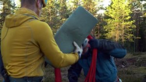 Транспортировка пострадавшего на бухте верёвки вдвоём
