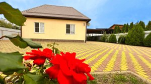 Дом у берега реки с огромным молодым плодоносящим садом и с  беседкой у воды