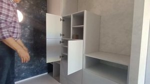 Кровать подиум в квартире со свободной планировкой.