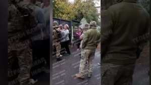 А в Харькове гестаповцы прячут лица. Совсем как палачи под балахонами.