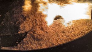 Сжигание мокрых опилок на инсинераторе.Подробнее на https://utilnefteshlam.ru/